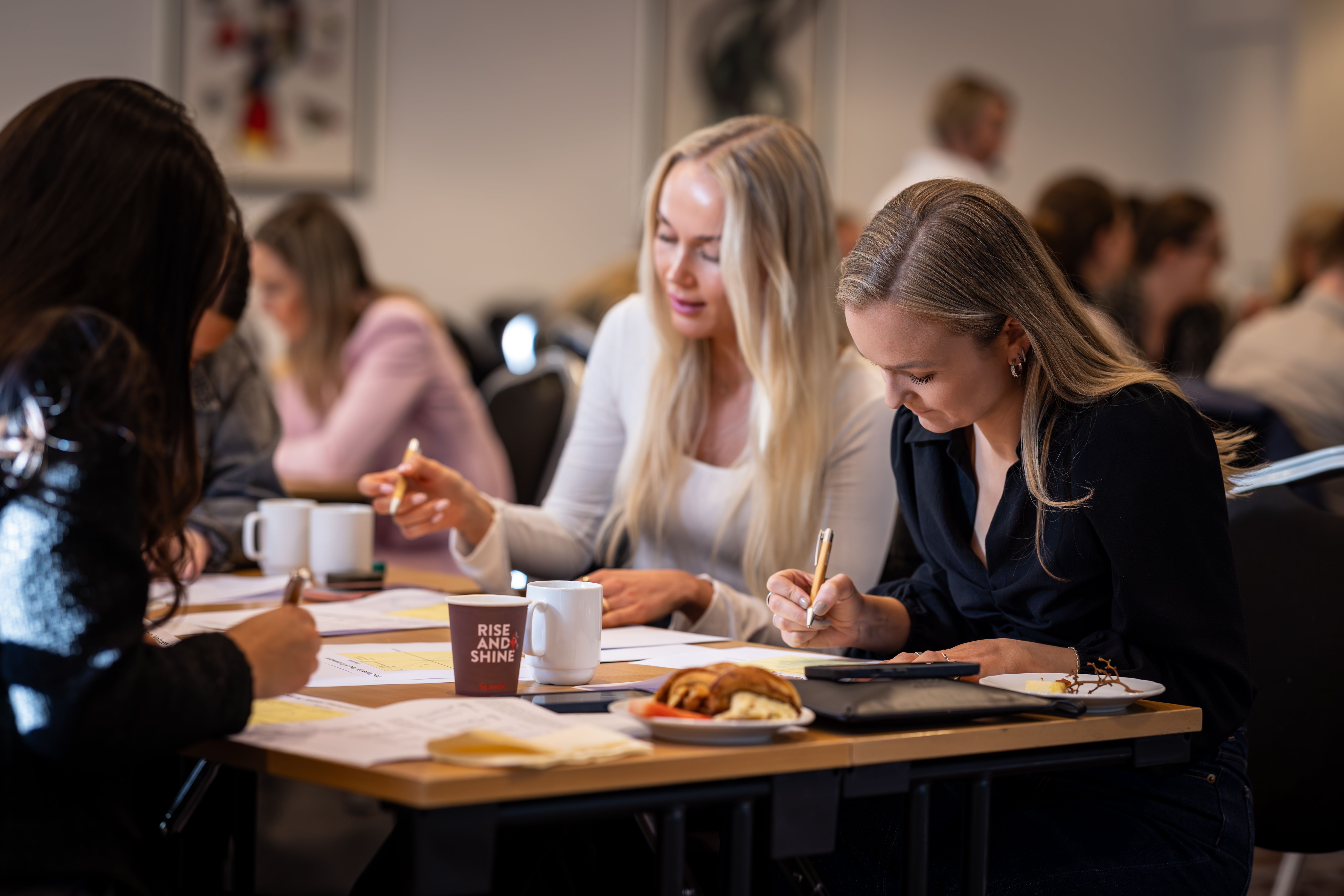 Unge profesjonelle i konferansesal