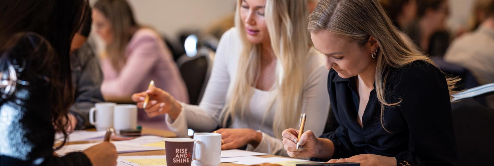 Unge profesjonelle i konferansesal