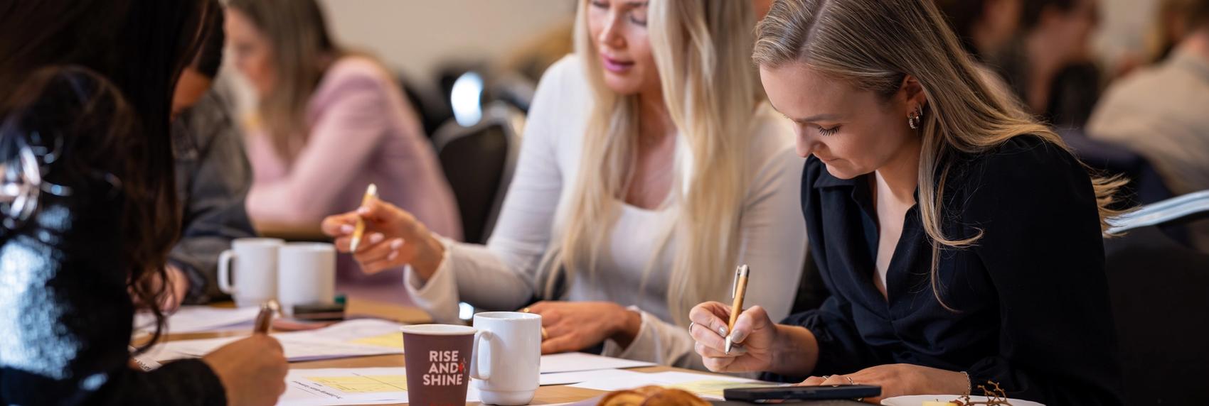 Unge profesjonelle i konferansesal