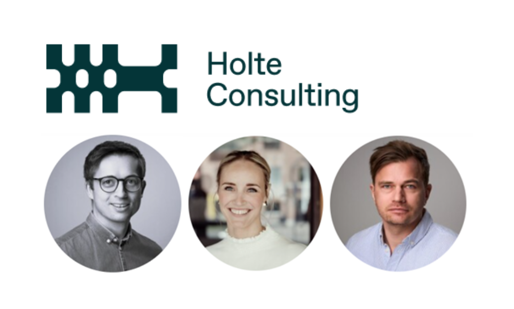 Logo Holte og tre ansatte