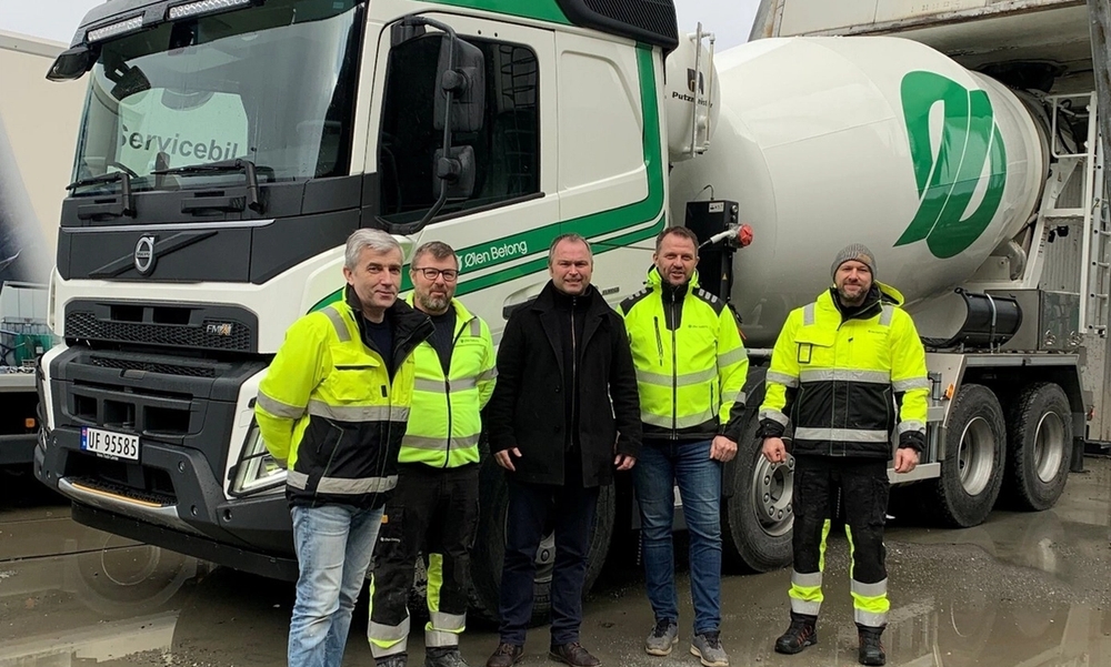 Arbeidsfolk foran betongbil