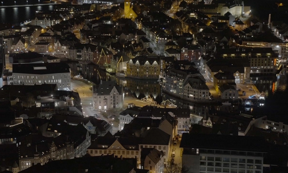 Utsikt over julebelyst by