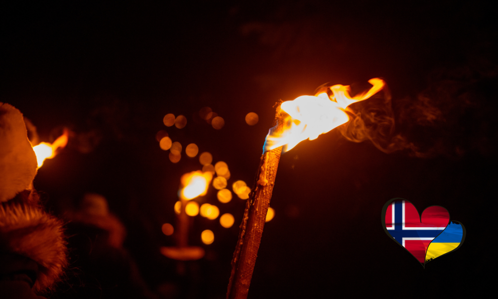 Fakler og ukrainsk og norsk flagg i hjerter