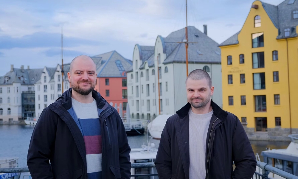 To menn står foran brosundet og jugendhus
