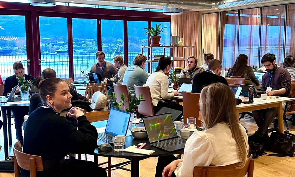 Personer sitter i en cowork og prater sammen