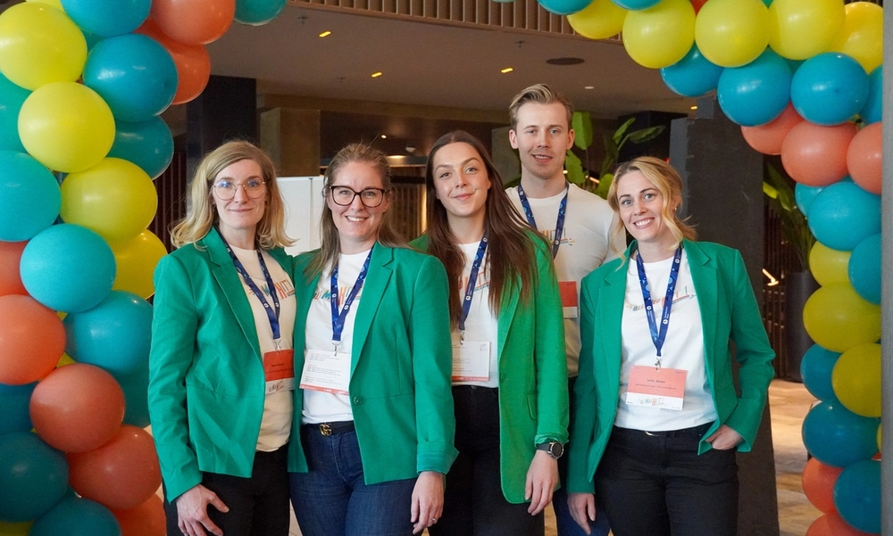 Personer med grønn dressjakke på jobbmesse