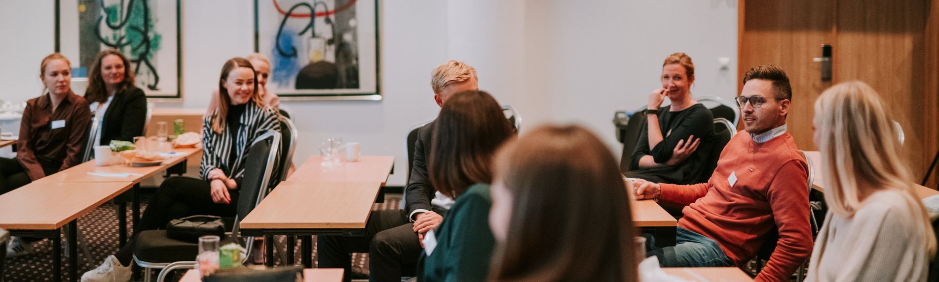 Mennesker i klasserom setting