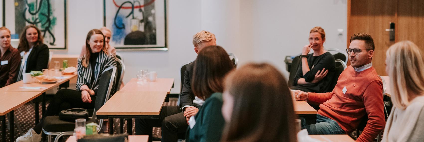 Mennesker i klasserom setting