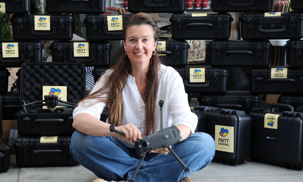 Kvinne holder drone i hendene