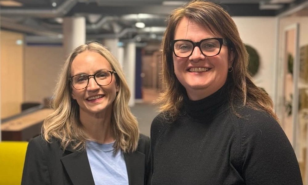 Julie-Anne Bjørkavåg og Heidi Nakken hos Radio Ålesund