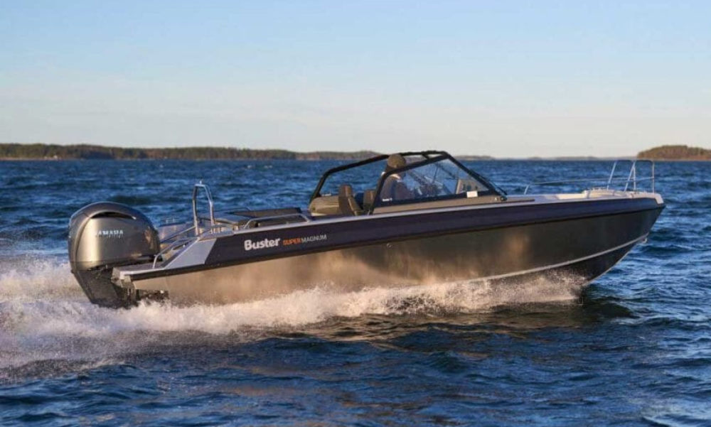 En aluminiumsbåt met stor motor som kjører fort på sjøen