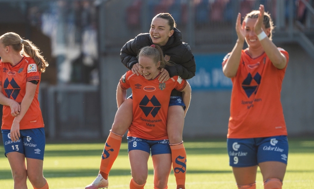 Fotballspillere i blå og oransje drakter