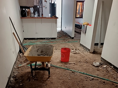 piso en tierra con tubería visible, otra vista