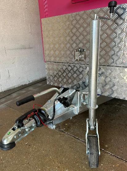 Timon d'attelage, roue jockey et coffre en aluminium