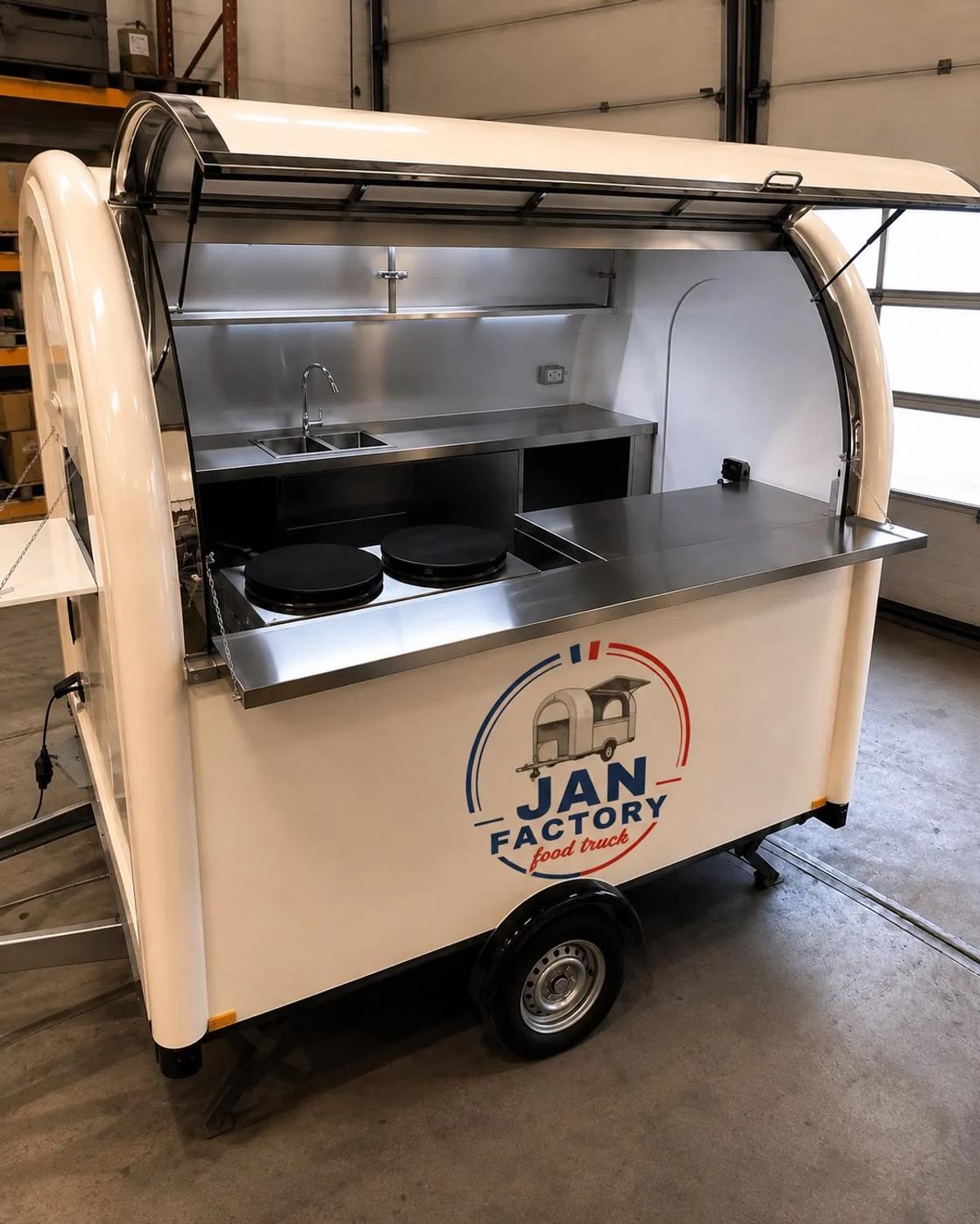 M-230 crème au logo JAN FACTORY, auvent relevé sur deux crêpières, dans l'atelier
