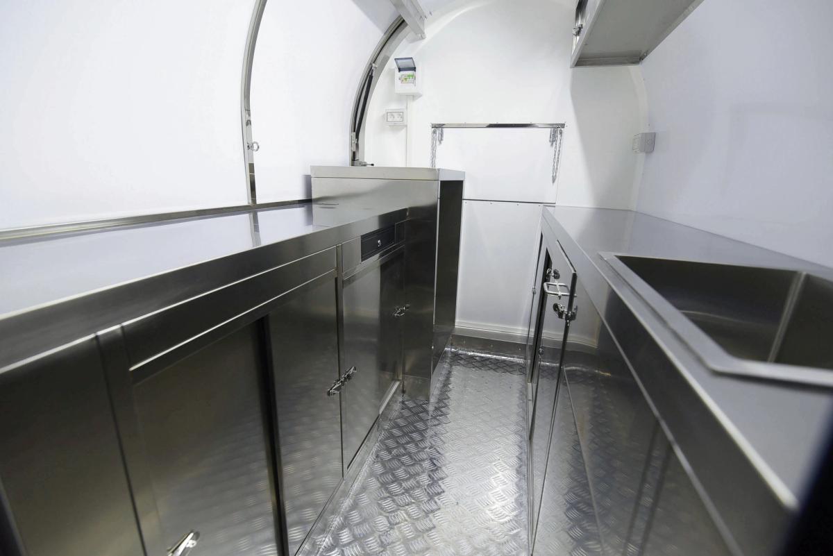 La disposition intérieure et l’emplacement des équipements sont confirmés avec le client avant fabrication. 