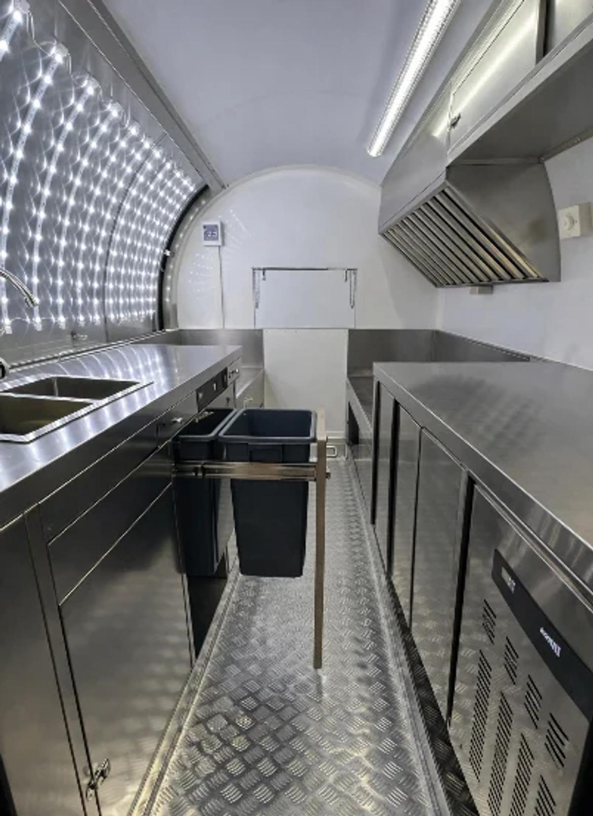 Intérieur : hotte d'extraction, meubles inox fermés, tiroirs à déchets et sol aluminium
