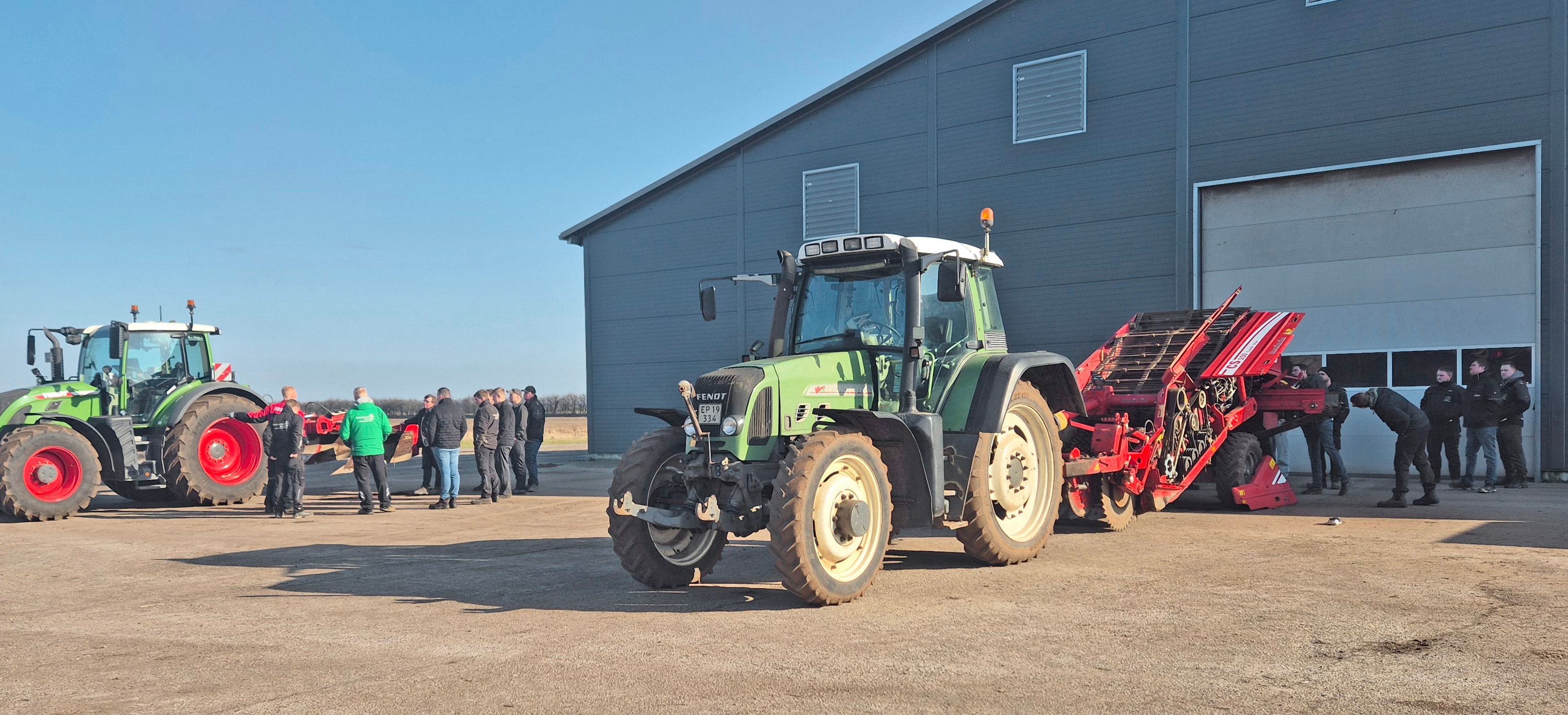 kursister ser på stenstrenglæggere