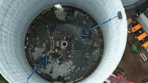 Udsigt ned i AKD's nye silo, efter at væggene er glidestøbt