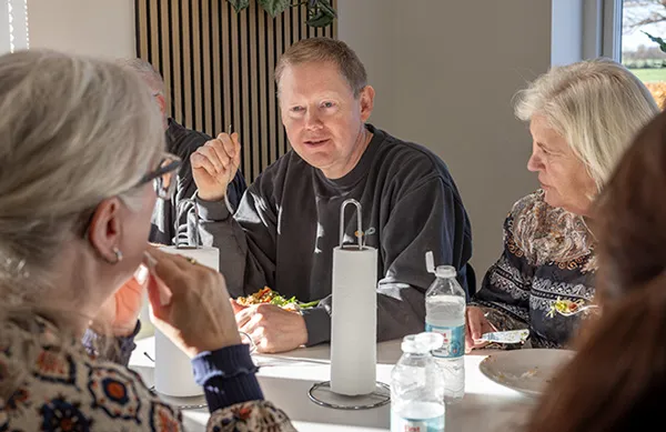 Medarbejdere over frokosten