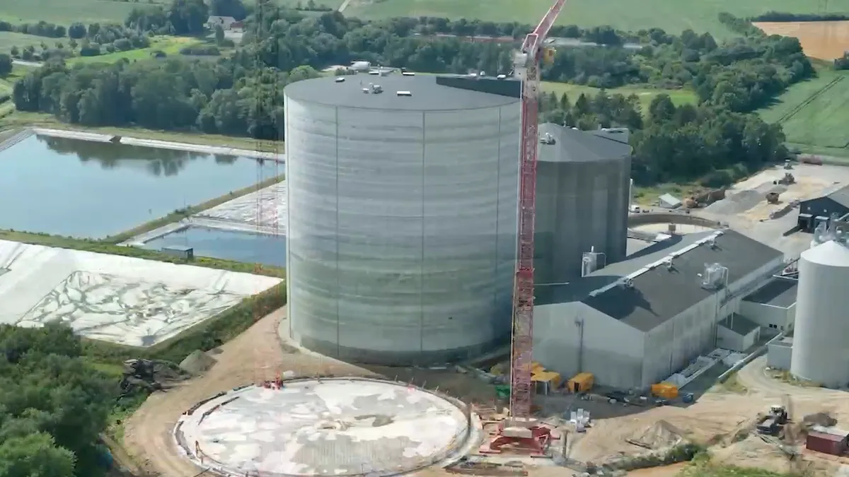 Det færdigstøbte fundament til AKD's nye silo set fra luften ved siden af de eksisterende siloer