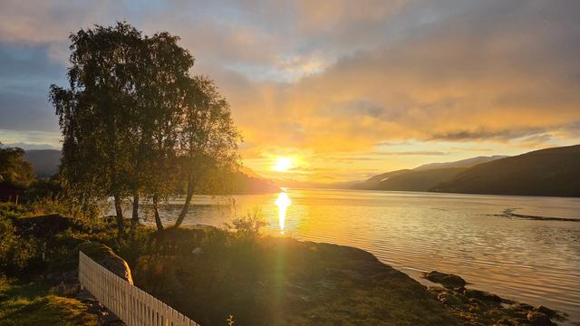 Solnedgang frå terassen på Holmely  