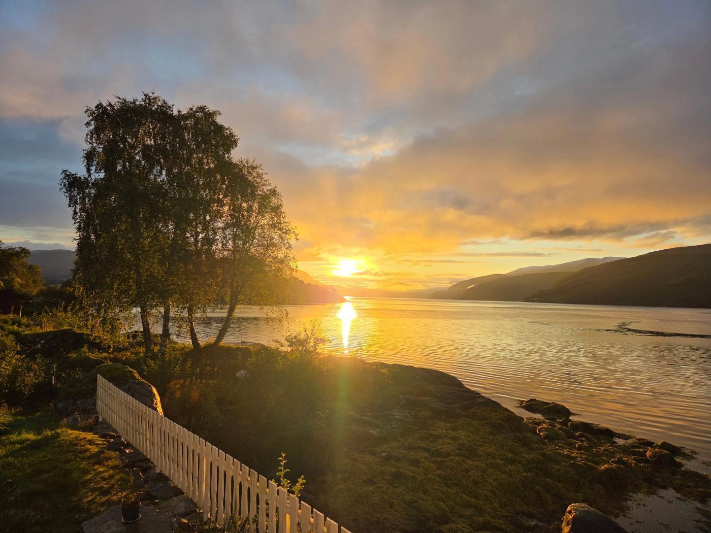 Solnedgang frå terassen på Holmely