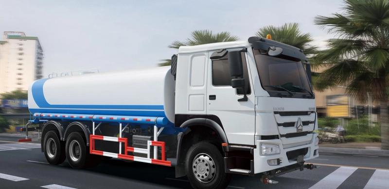 White and blue HOWO-7 6×4 water bowser