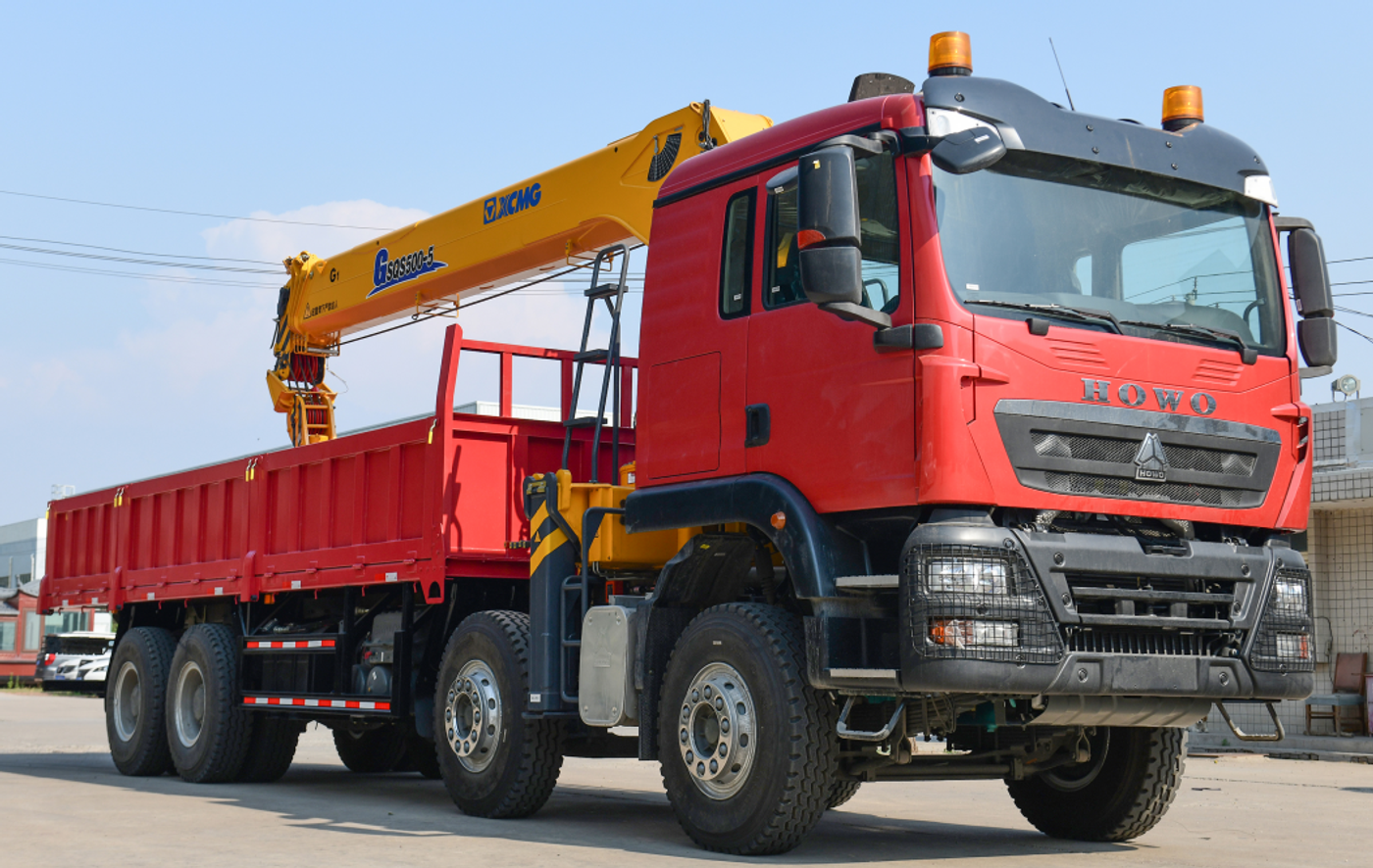 Red HOWO-TX 8×4 truck with a straight-arm XCMG crane