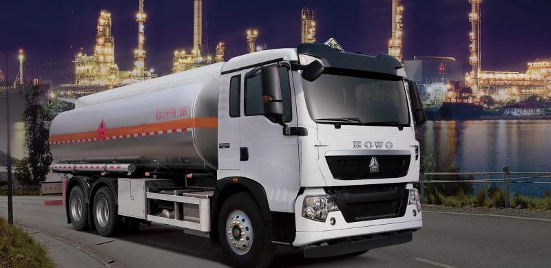 HOWO-TX 6×4 oil tanker illustrated near a refinery