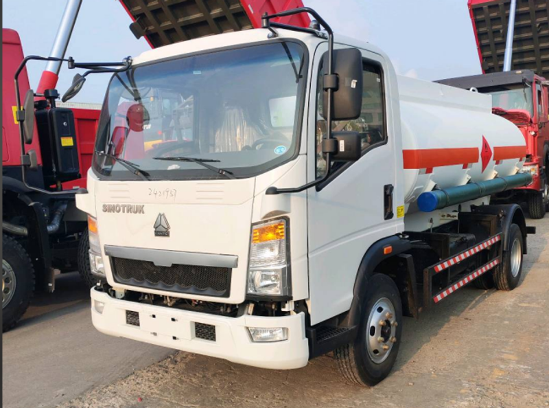 White HOMAN 4×2 fuel bowser