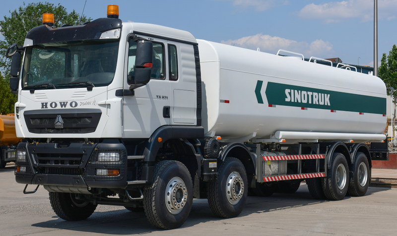 White HOWO-TX 8×4 water bowser