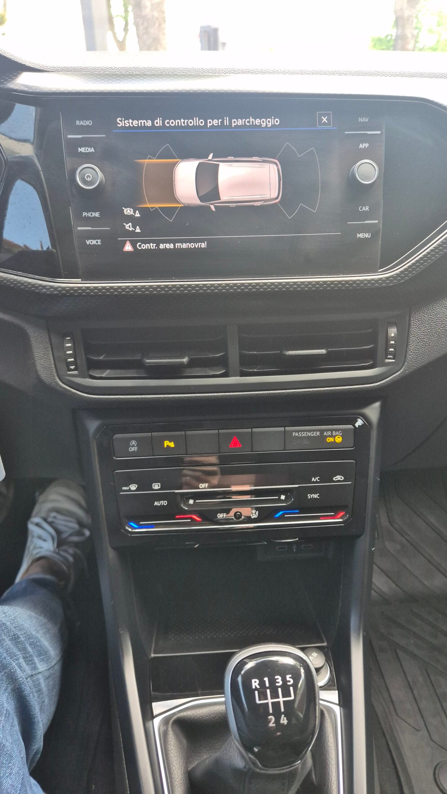 Volkswagen T-Cross 1.0 TSI Style — foto 20 di 22
