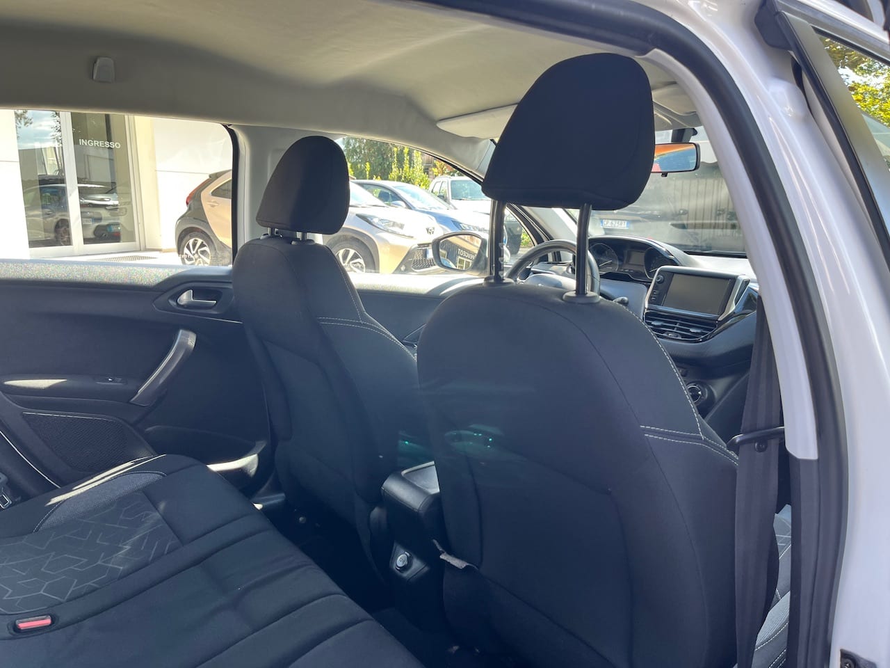 Peugeot 2008 Active 75 BlueHDi — foto 12 di 21