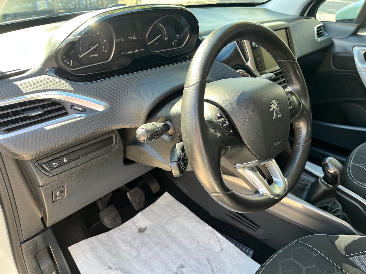 Peugeot 2008 Active 75 BlueHDi — foto 18 di 21