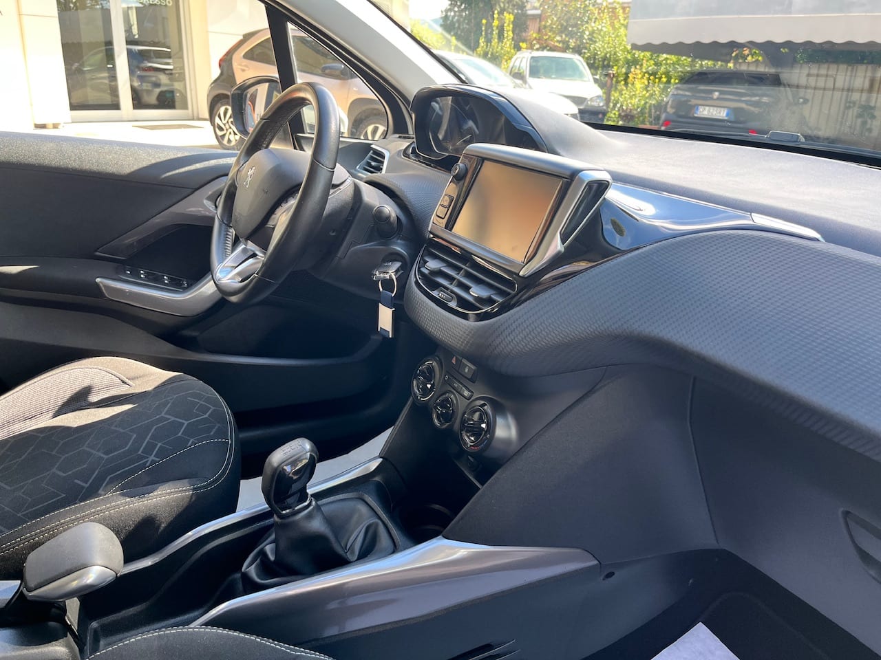 Peugeot 2008 Active 75 BlueHDi — foto 15 di 21
