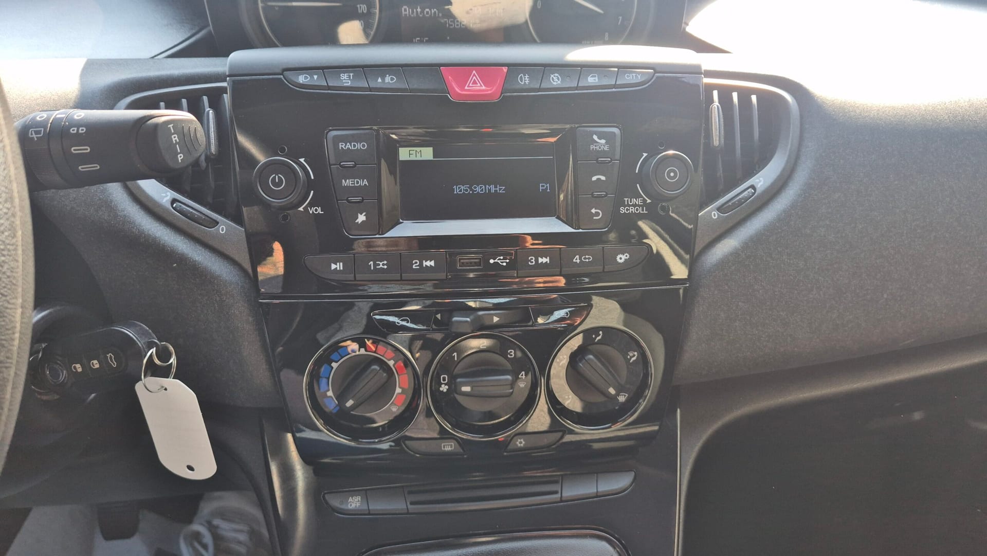 Lancia Ypsilon 1.0 FireFly 5p Hibrid Silver — foto 18 di 19