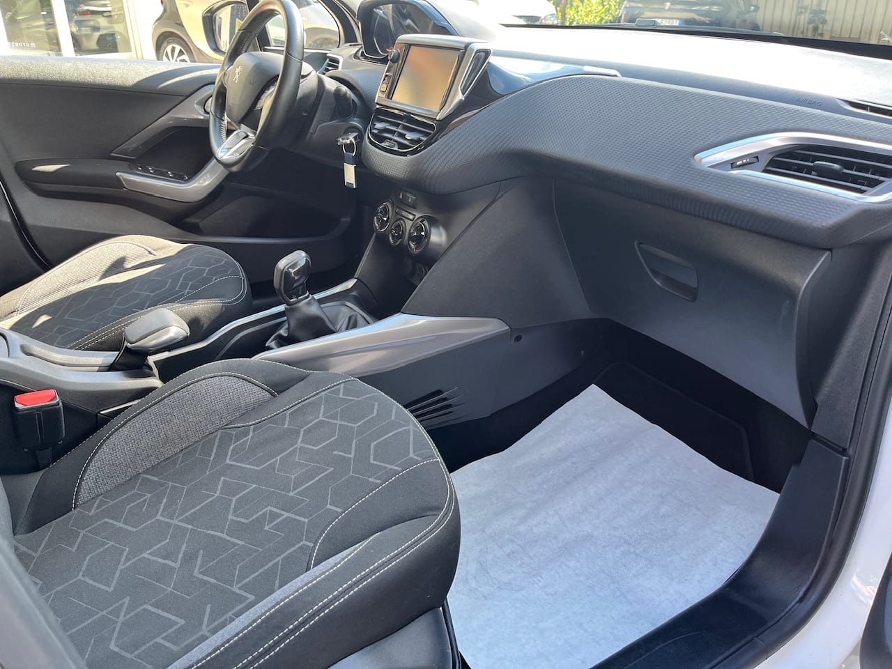 Peugeot 2008 Active 75 BlueHDi — foto 14 di 21