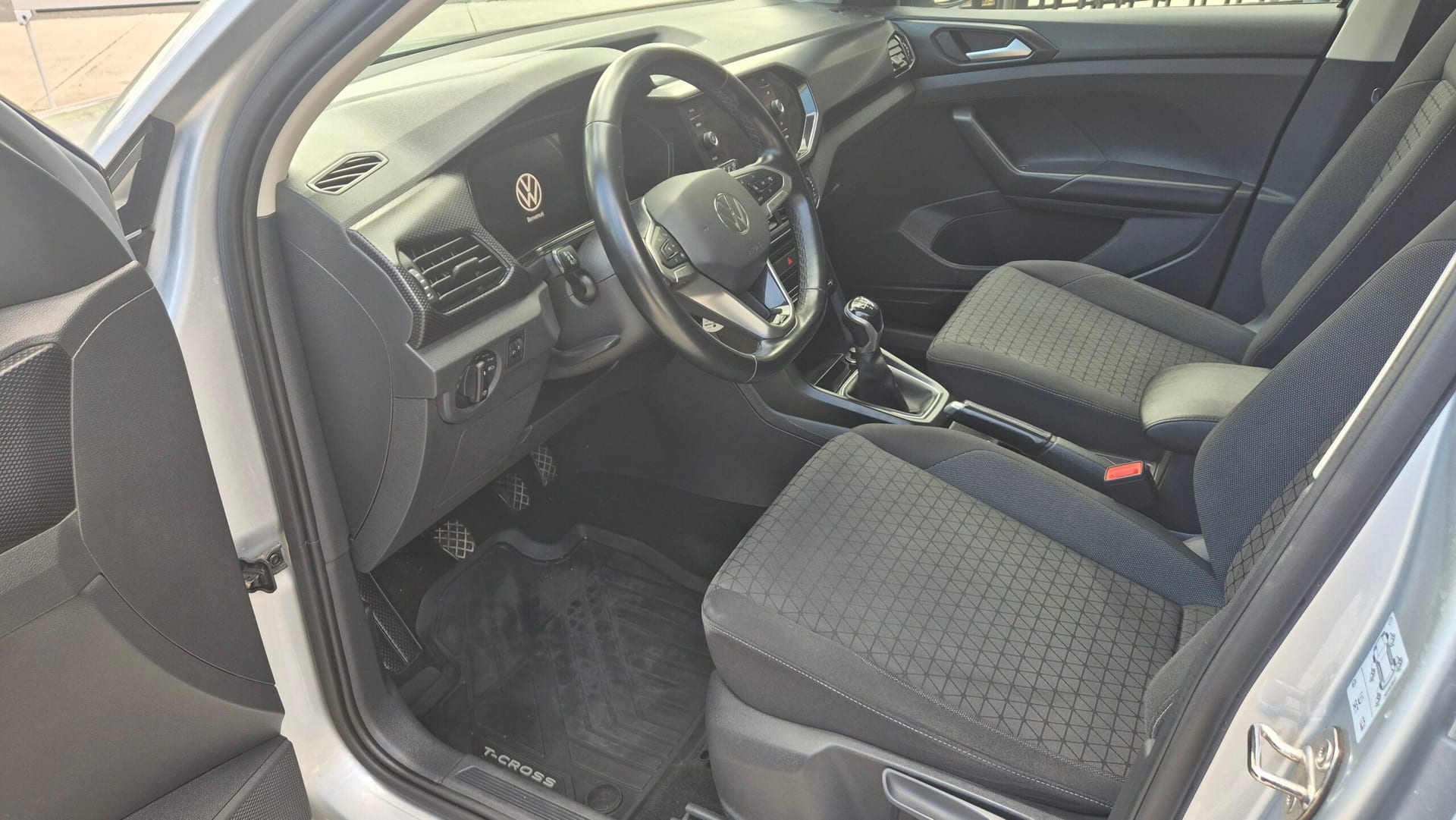Volkswagen T-Cross 1.0 TSI Style — foto 9 di 22