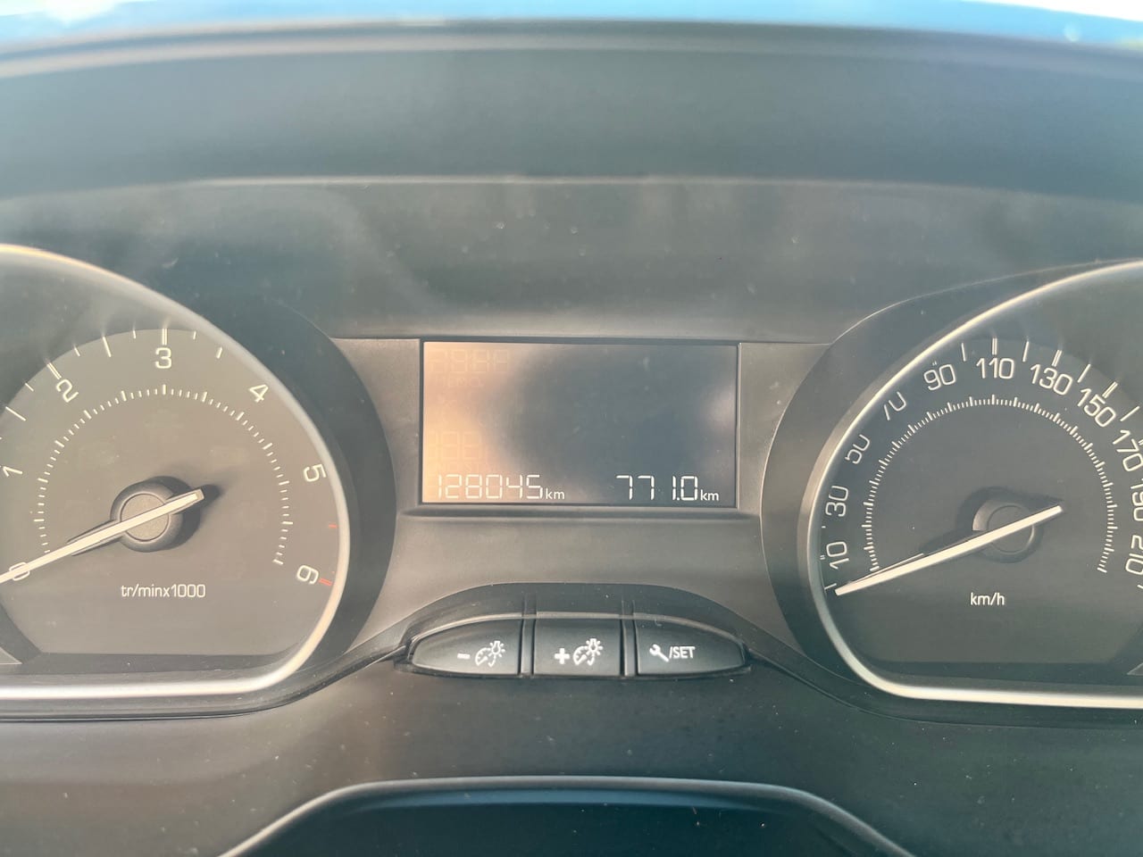 Peugeot 2008 Active 75 BlueHDi — foto 20 di 21