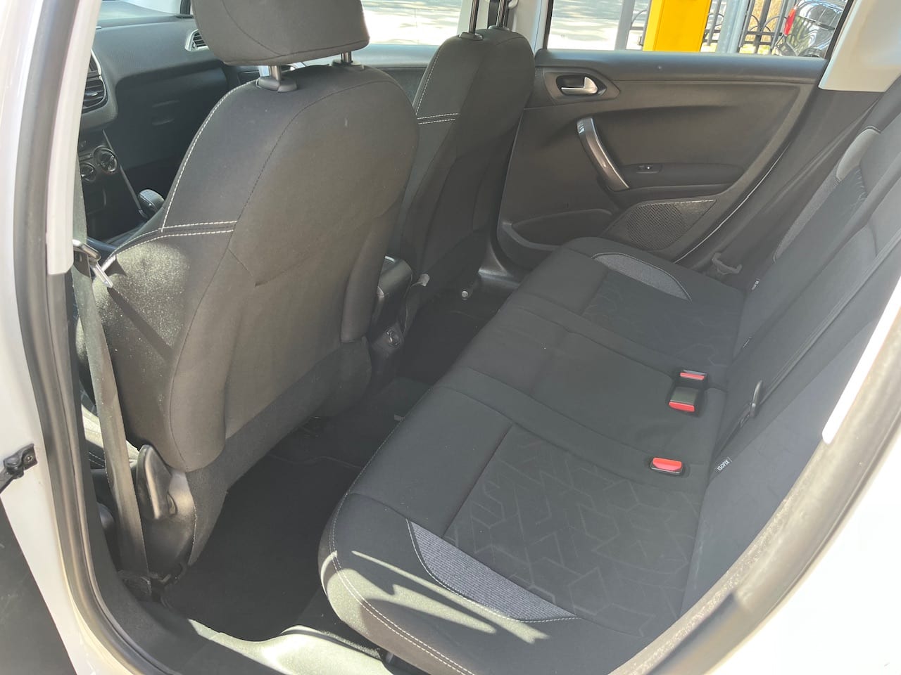 Peugeot 2008 Active 75 BlueHDi — foto 10 di 21