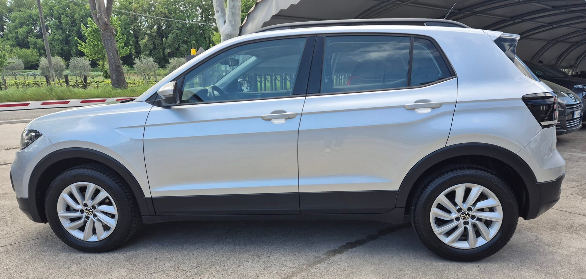 Volkswagen T-Cross 1.0 TSI Style — foto 8 di 22