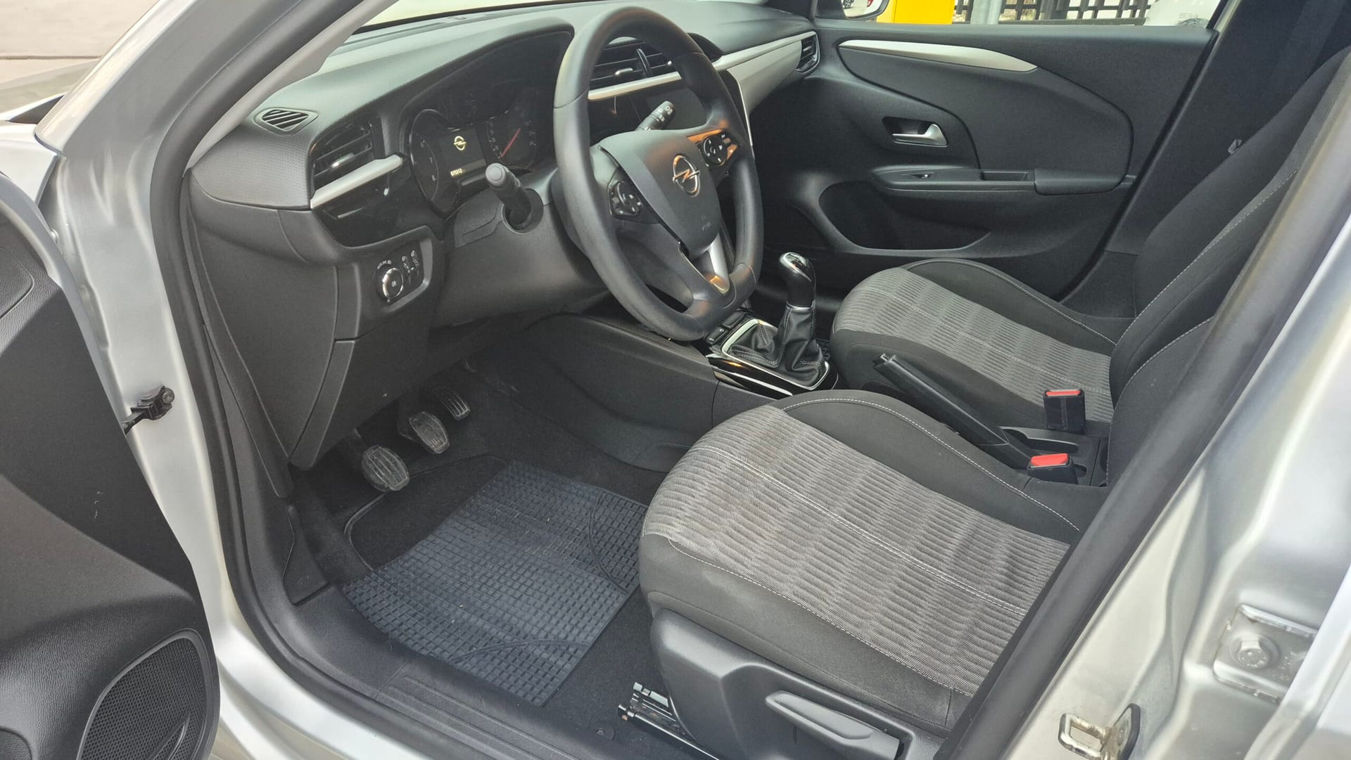Opel Corsa 1.2 Edition — foto 10 di 22