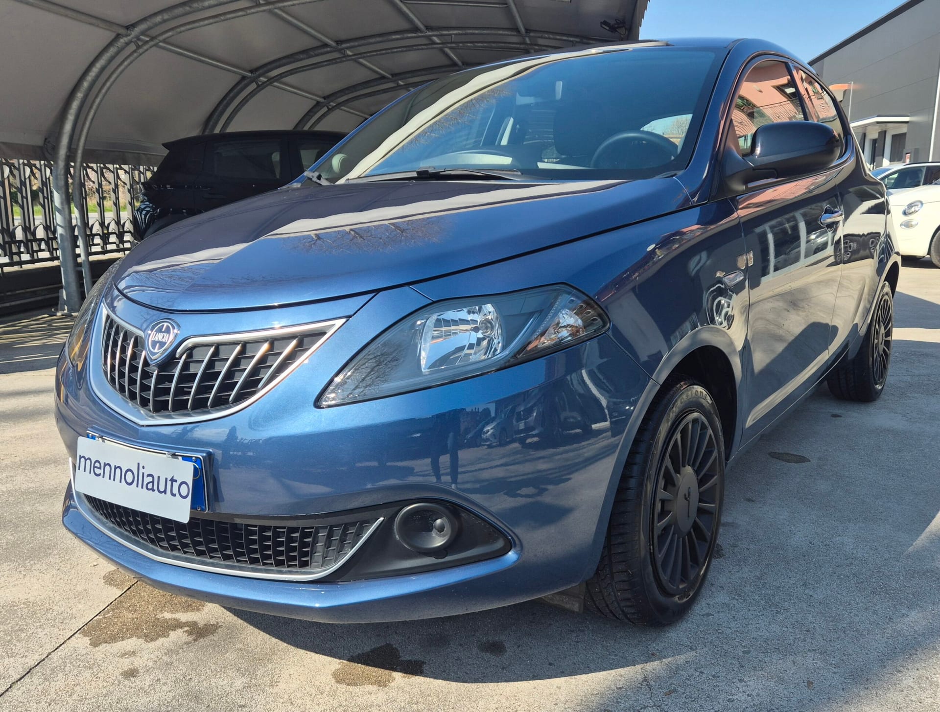 Lancia Ypsilon 1.0 FireFly 5p Hibrid Silver — foto in concessionaria