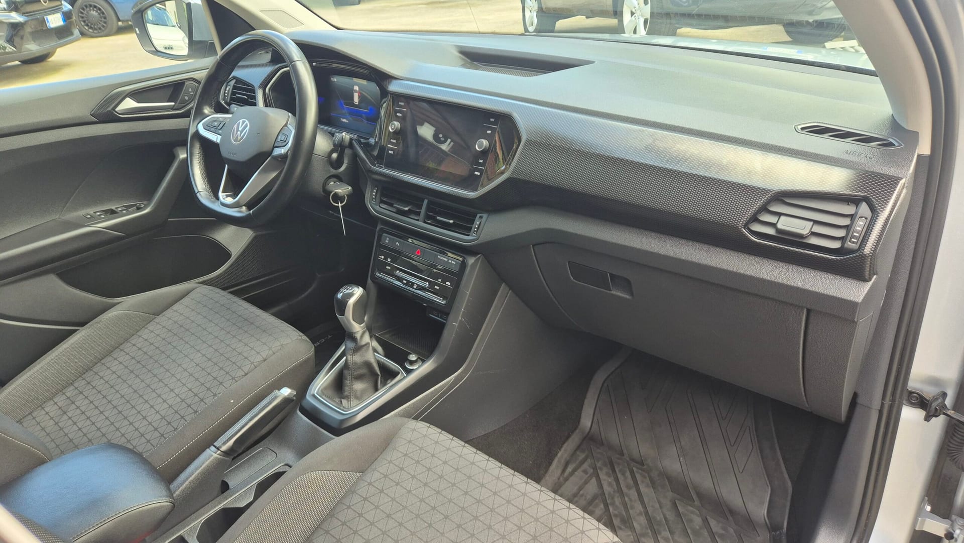 Volkswagen T-Cross 1.0 TSI Style — foto 14 di 22