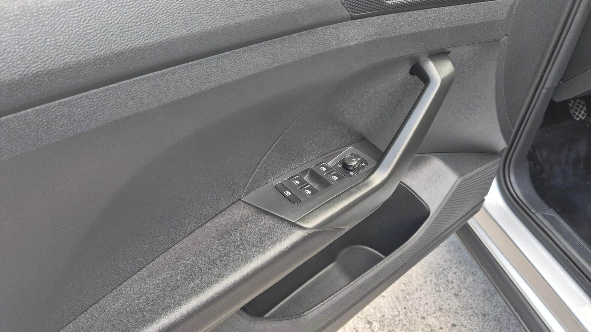 Volkswagen T-Cross 1.0 TSI Style — foto 11 di 22