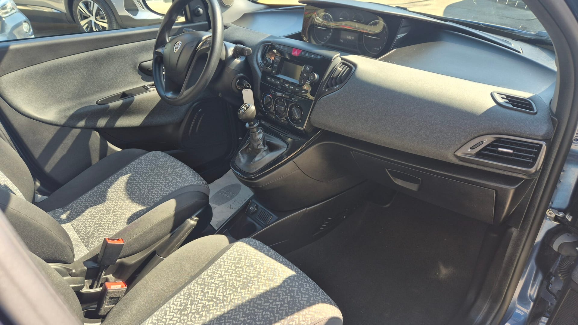 Lancia Ypsilon 1.0 FireFly 5p Hibrid Silver — foto 14 di 19