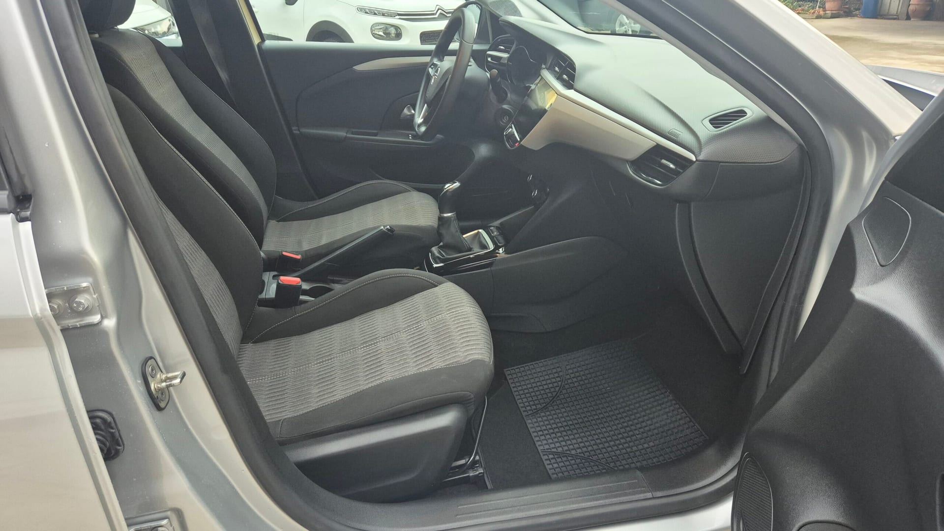 Opel Corsa 1.2 Edition — foto 14 di 22