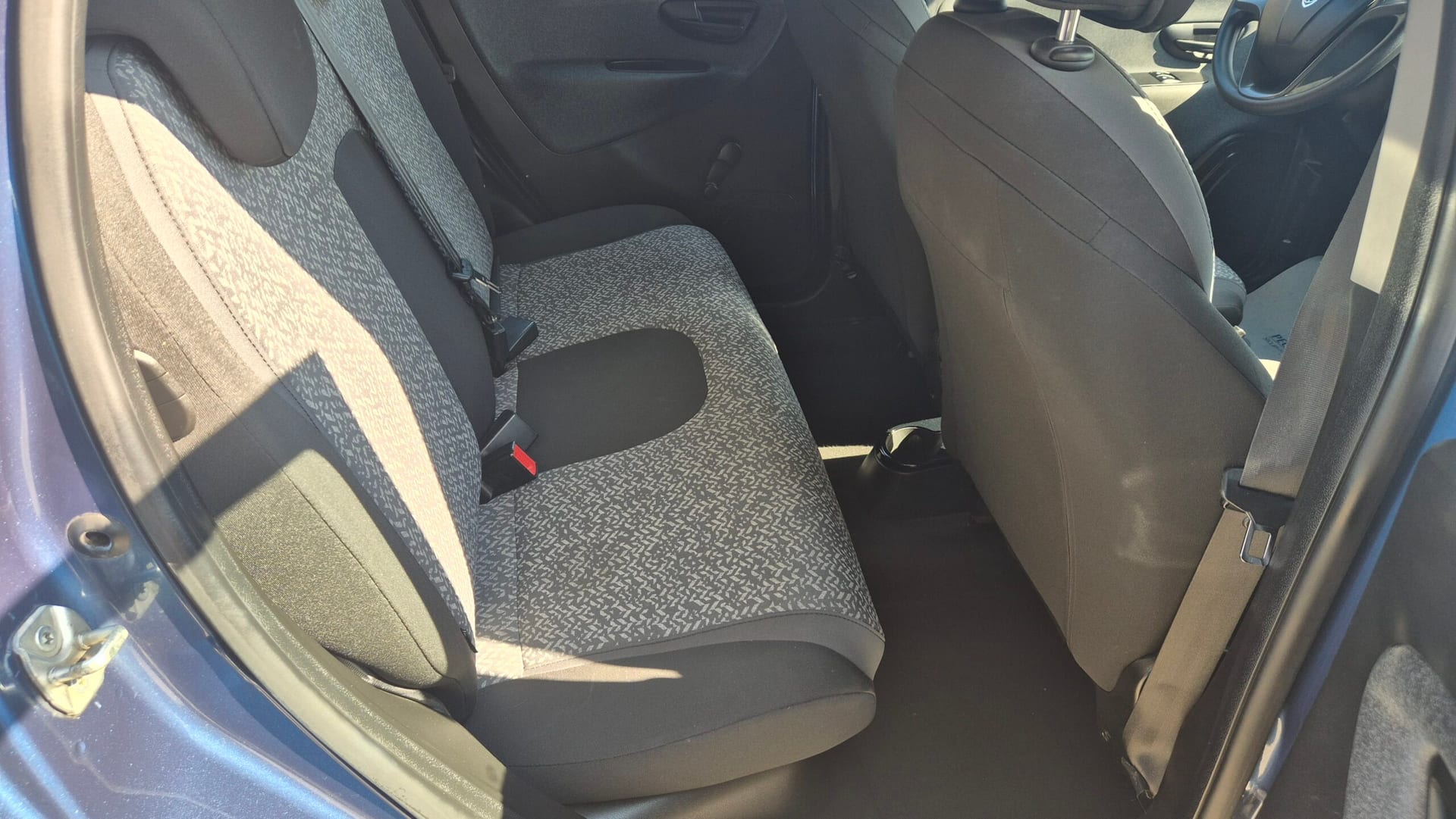 Lancia Ypsilon 1.0 FireFly 5p Hibrid Silver — foto 12 di 19