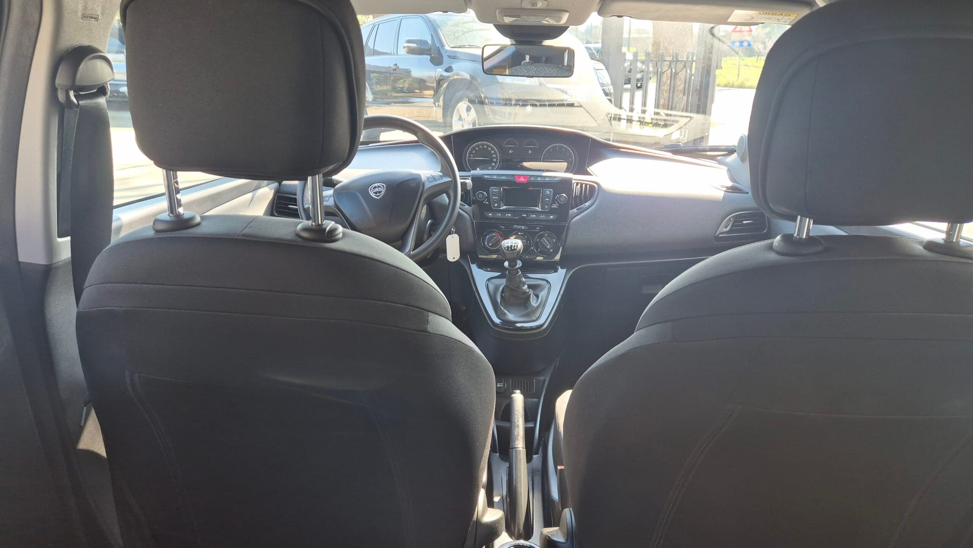 Lancia Ypsilon 1.0 FireFly 5p Hibrid Silver — foto 16 di 19